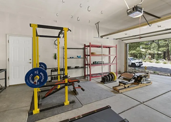 Stylish With In Gym Ac Fully Fenced Yard Holiday home *