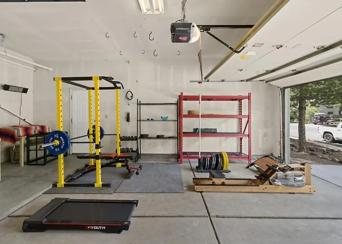 Holiday home Stylish With In Gym Ac Fully Fenced Yard *